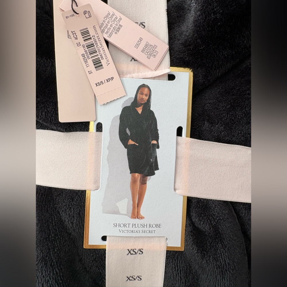 Victoria's Secret Short Plush Robe in Black